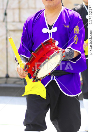 沖繩 Eisa 舞蹈表演期間的 Shimedaiko 沖繩 Eisa 舞蹈表演期間的 Shimedaiko 117432174