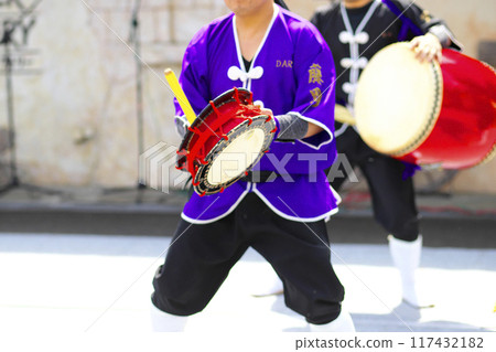沖繩 Eisa 舞蹈表演期間的 Shimedaiko 沖繩 Eisa 舞蹈表演期間的 Shimedaiko 117432182