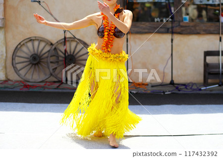 跳大溪地舞蹈的女人的裙子 跳大溪地舞蹈的女人的裙子 117432392