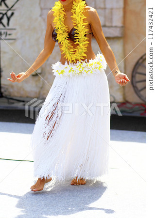 跳大溪地舞蹈的女人的裙子 117432421