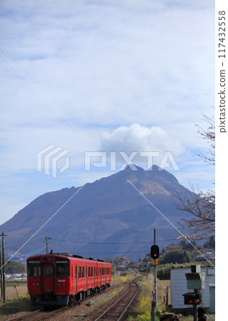 Mount Yufu and the local line, Kiha 200 series diesel railcar 117432558