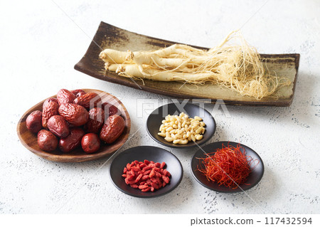 參雞湯原料：高麗參、乾棗、松子、枸杞、辣椒 117432594