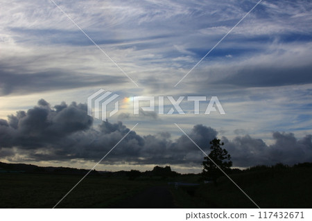 夏日的天空飄浮著白雲 夏日的天空飄浮著白雲 117432671