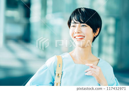 一個休閒的女商人。 117432971