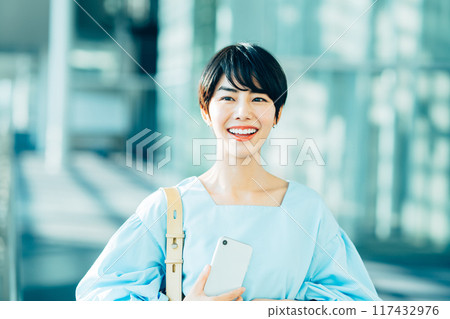 一個休閒的女商人。 117432976