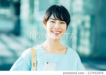 一個休閒的女商人。 117432978