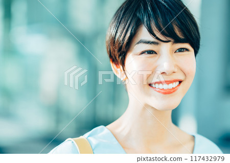 一個休閒的女商人。 117432979