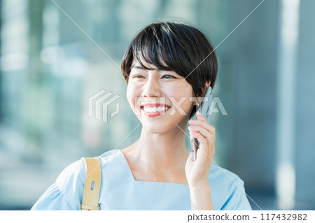 A casual business woman. 117432982