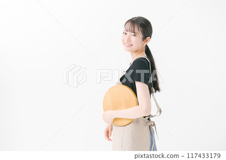 穿著圍裙的女咖啡館員工 117433179