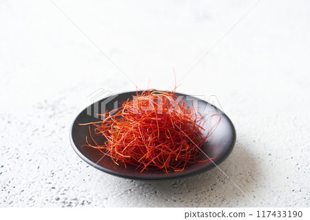 將辣椒串在小盤子上 117433190