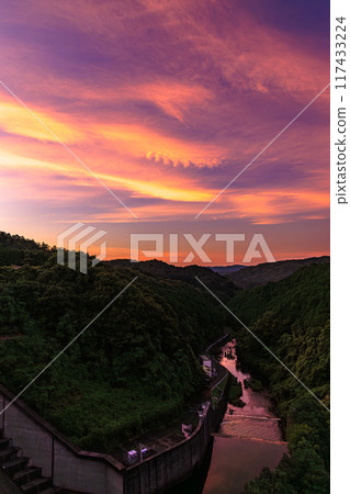 2024年夏季奈良市東部布諾米水壩的夜景。 117433224