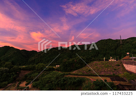 2024年夏天，奈良市東部布諾米水壩的夜景。 117433225