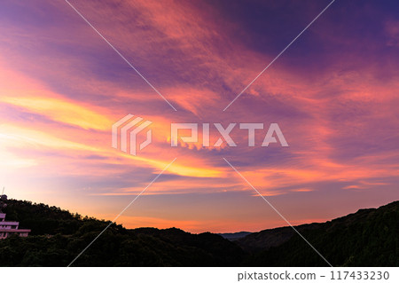 Summer 2024 Evening view of Nunome Dam in eastern Nara City, the sky is burning on the north (valley) side of the dam, and crimson clouds overlap in a band shape② Summer 2024 Evening view of Nunome Dam in eastern Nara City, the sky is burning on the north (valley) side of the dam, and crimson clouds overlap in a band shape② 117433230