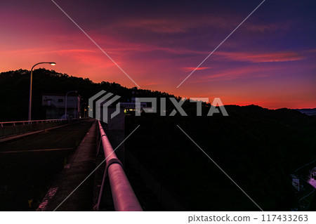 2024年夏天，奈良市東部布諾米水壩的夜景。 117433263