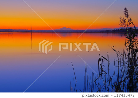 映照著染成茜草色的晴朗冬日夕陽天空的日沼水邊風景Ver.2 117433472