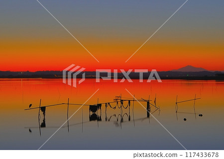 以魔法時刻的天空和筑波山為背景的日沼風景Ver3 117433678