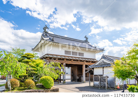 掛川城大手門，掛川城大手門衛所，掛川城的正門，正宗的樓門結構的角樓門，雄偉的結構裝飾著虎鯨瓦片 117433730