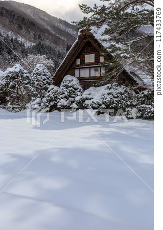 Snow-covered World Heritage Site in winter: Shirakawa-mura (Shirakawa-go), Gifu Prefecture Snow-covered World Heritage Site in winter: Shirakawa-mura (Shirakawa-go), Gifu Prefecture 117433769
