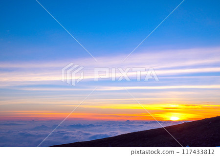 Sunrise and sea of clouds at Mt. Hakusan Sunrise and sea of clouds at Mt. Hakusan 117433812