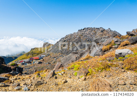 Climbing Mt. Chokai in autumn: Mount Shinzan and Omurogoya hut Climbing Mt. Chokai in autumn: Mount Shinzan and Omurogoya hut 117434020