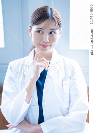 穿白色外套的女性醫生 117434066