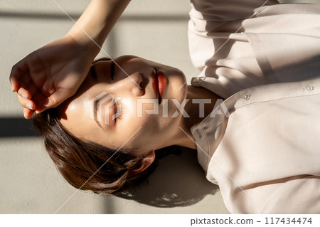 中年婦女躺在地板上 117434474