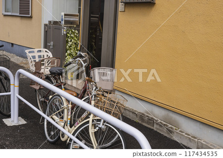 自行車停在路邊 自行車停在路邊 117434535