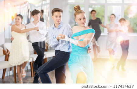 Cheerful teenagers practicing vigorous dance in choreography studio 117434627