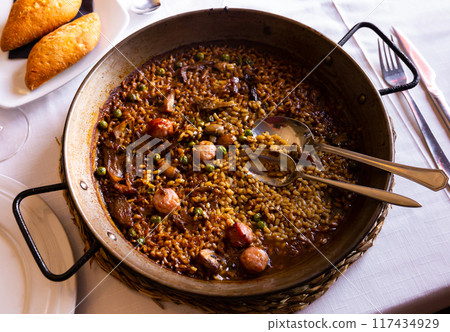 Traditional spanish paella with mushrooms and sausage butifarra 117434929
