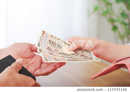 家庭主婦給錢，丈夫收錢 117435146