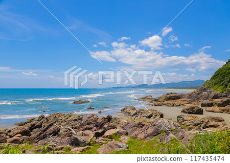 Columnar rocks and the blue summer sea, Hyuga City, Miyazaki Prefecture Columnar rocks and the blue summer sea, Hyuga City, Miyazaki Prefecture 117435474