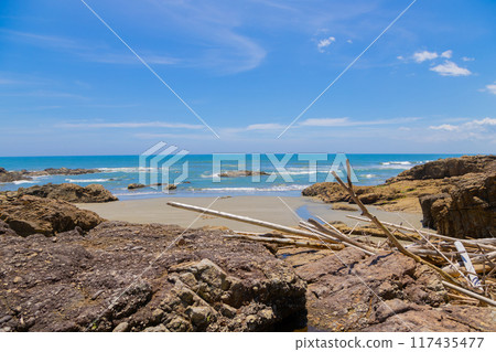 宮崎縣日向市浮木沖上岸的大海 宮崎縣日向市浮木沖上岸的大海 117435477