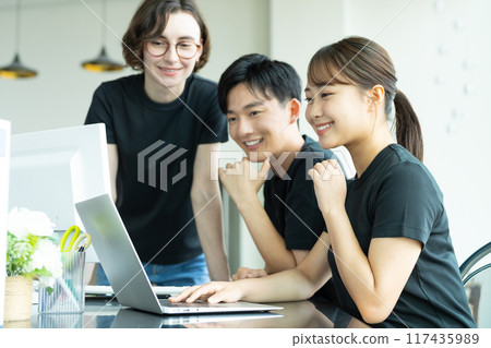 在辦公室工作的年輕工程師 117435989