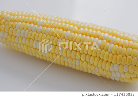 Sweet corn: nutritious, sweet and delicious freshly picked corn 117436032