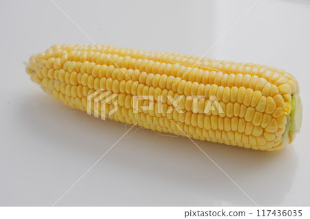 新鮮收穫的玉米，營養豐富，香甜可口。 117436035