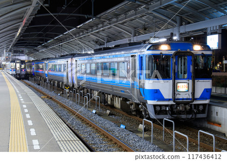 JR Shikoku Limited Express "Yakuoji" (Kiha 185 series) JR Shikoku Limited Express "Yakuoji" (Kiha 185 series) 117436412