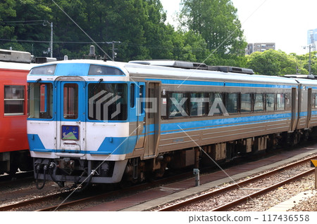 Limited Express Tsurugiyama: Kiha 185 series vehicle (Tokushima Station/Tokushima Depot) Limited Express Tsurugiyama: Kiha 185 series vehicle (Tokushima Station/Tokushima Depot) 117436558