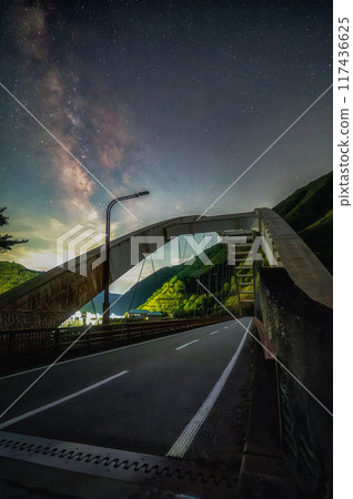 清裡附近的夏季銀河 117436625