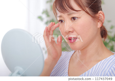 擔心眼角老化的中年女性 117437049