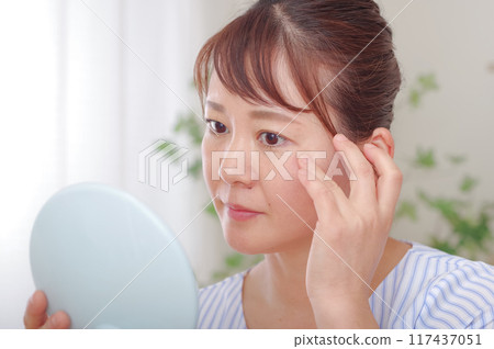 擔心眼角老化的中年女性 117437051