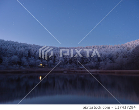 Nagano Hijiri Plateau_A magnificent view of the lake and frost 117437294