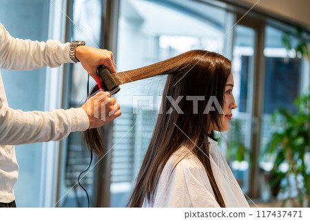 hair setting, beautician, beauty artist 117437471