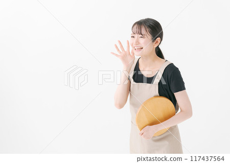 一個穿著圍裙的女人大聲喊道 117437564