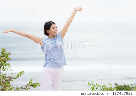 大自然中女性的健康形象 117437921