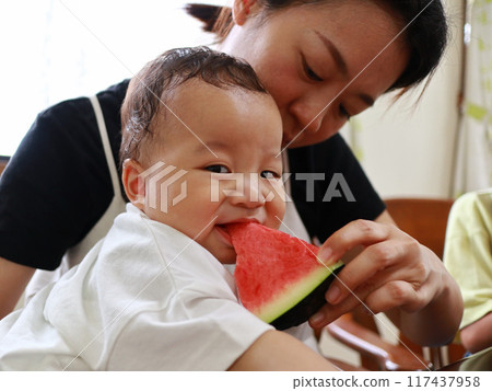 父母和孩子吃西瓜 父母和孩子吃西瓜 117437958