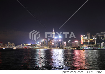 Night view of the Central and Sheung Wan districts of Hong Kong from the canal 117437964