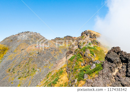 秋季攀登鳥海山：從索馬山路線眺望新山、七古山、行子岳 117438342