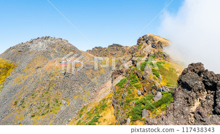 秋季攀登鳥海山：從索馬山路線眺望新山、七古山、行子岳 117438343