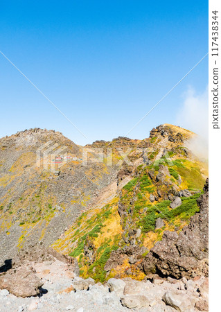 秋季攀登鳥海山：從索馬山路線眺望新山、七古山、行子岳 117438344