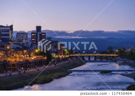 京都的夏日傳統：鴨川調涼裕子、黃昏 117438464